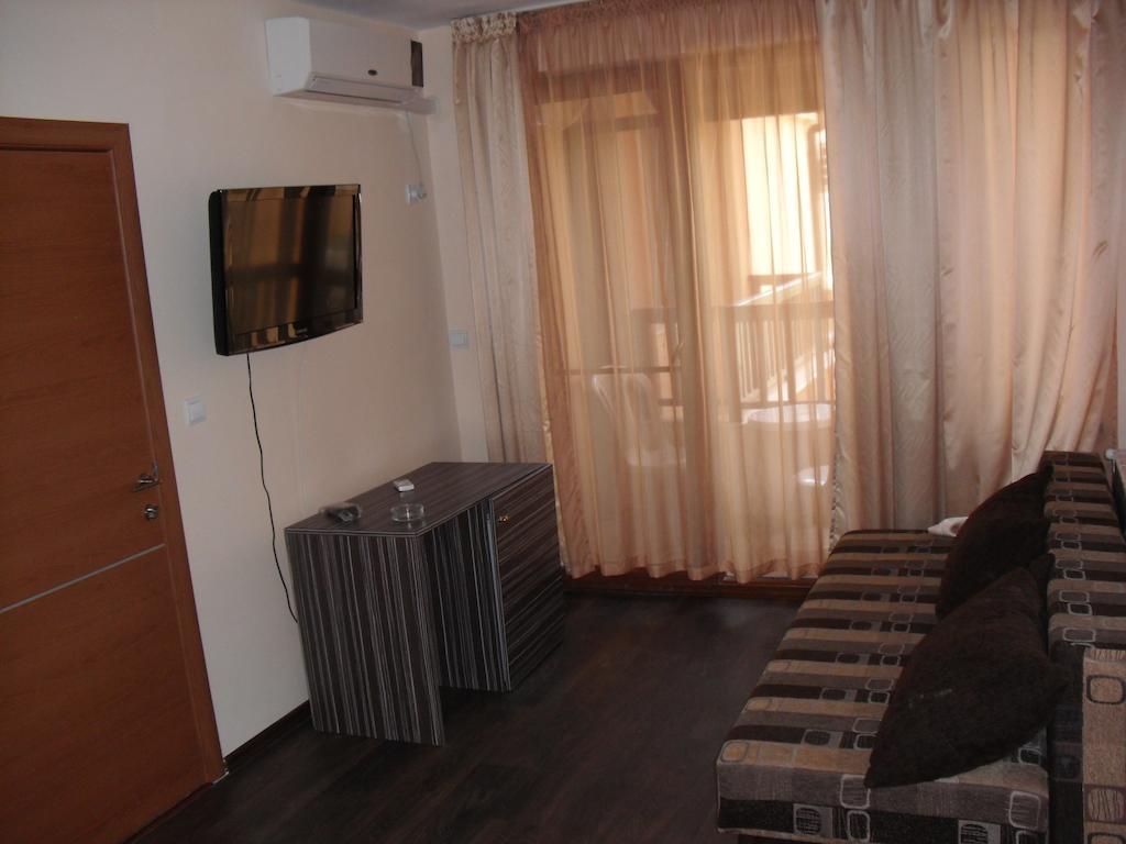 Family Hotel Malibu Chernomorets Habitación foto